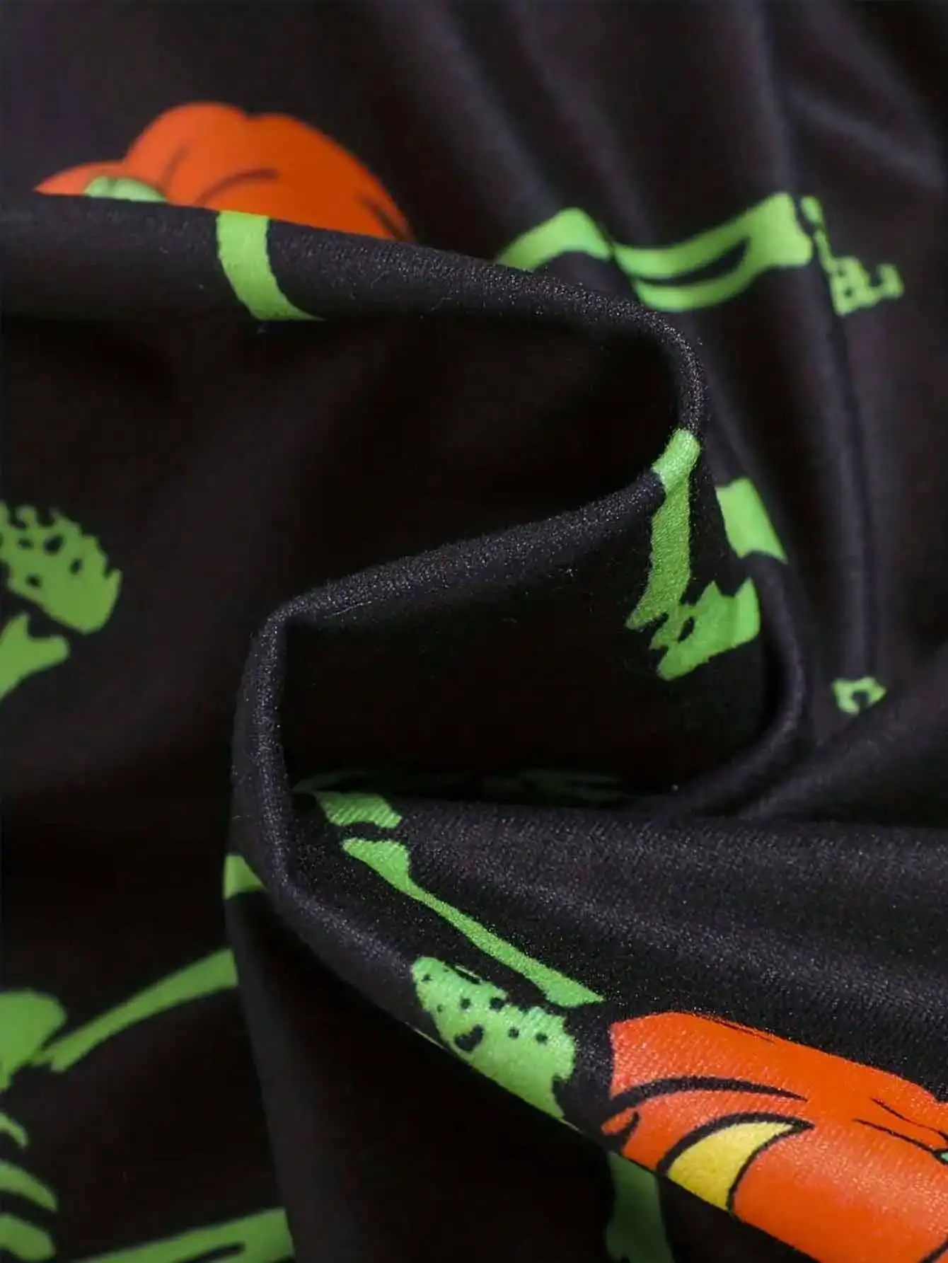 Halloween-Set für Kinder: Oberteil mit Rundhalsausschnitt und langen Ärmeln, bedruckt mit Kürbis- und Totenkopfmotiven + Hose mit elastischem Bund und bedrucktem Muster. – Detail 8