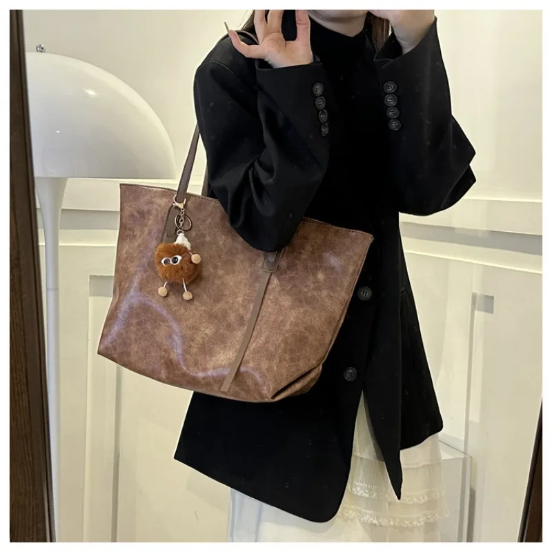 Retro Large Capacity Commuter Tote Shoulder Bag for Women's Fashion Simple Handheld Shoulder Bag Advanced Sense Big Shoulder Bag