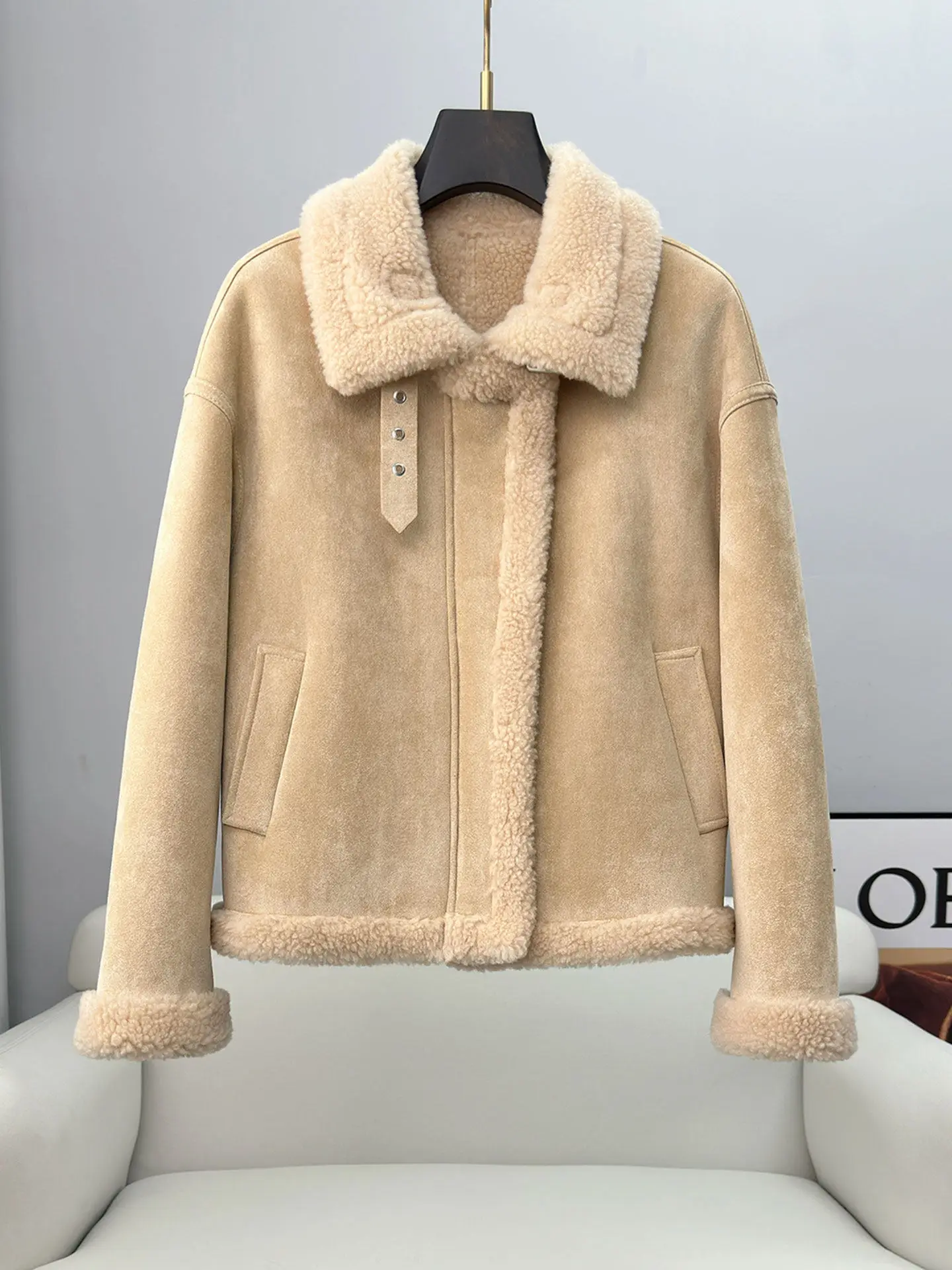 معطف فرو نسائي قصير وعصري من جلد الغنم للدراجات النارية