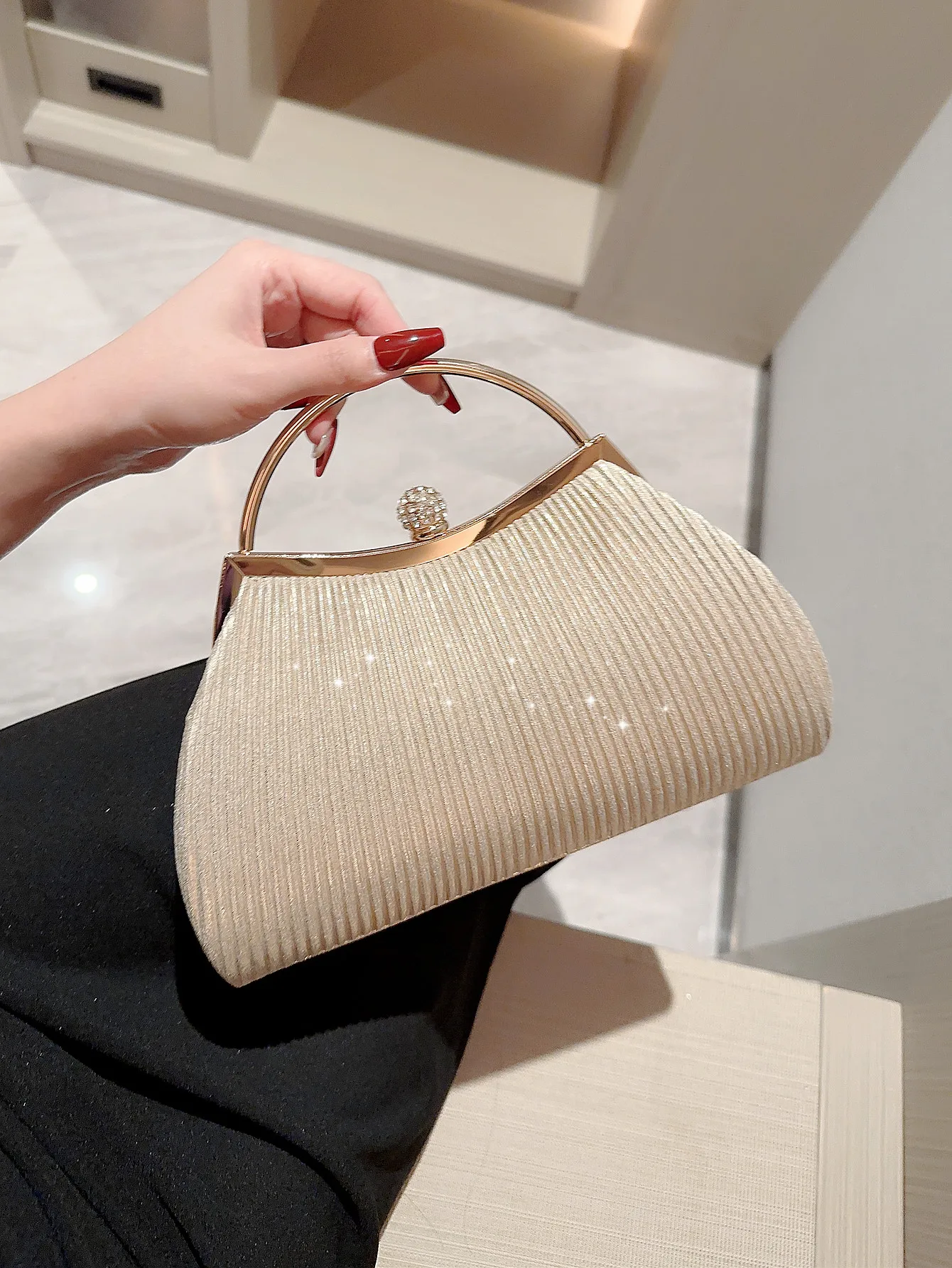 

Women's classic pleated design shiny handheld evening bag with rhinestone decoration evening bag dress bag party bag prom bag dr