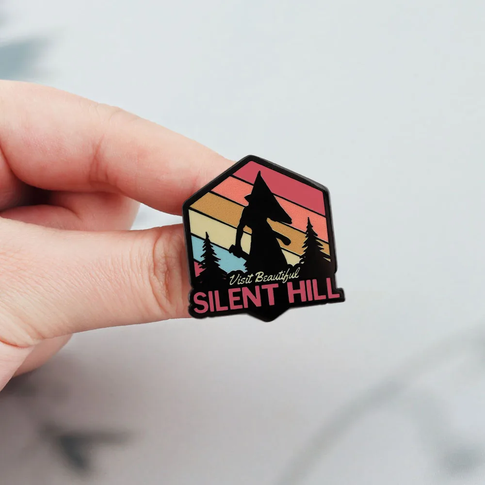Pyramid Head besucht Beautiful Silent Hill Emaille-Pin Horror-Spiel-Brosche Retro-Sonnenuntergang-Abzeichen Rucksack-Accessoire Fan-Halloween-Geschenk – Detail 10