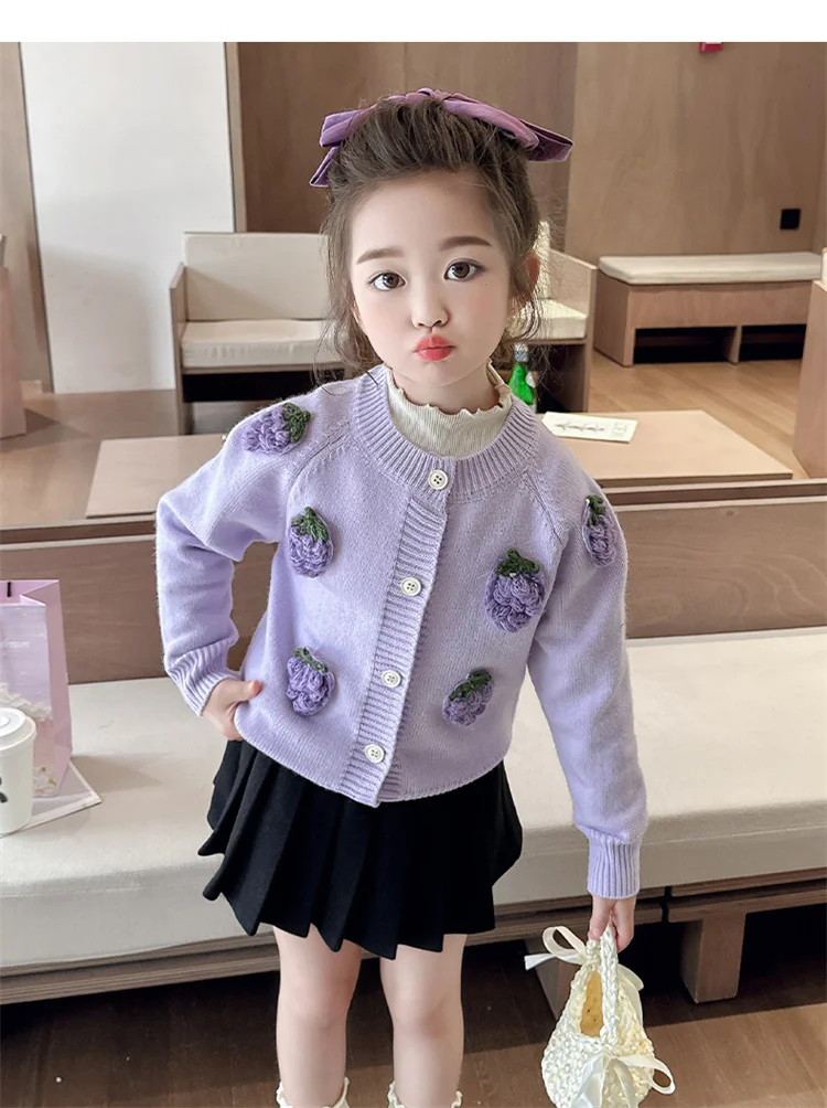 Niedliche Baby-Mädchenkleidung, Herbst-Oberbekleidung, Kinder-Strickjacke in Hellviolett mit Erdbeer-Motiv, Pullover für Mädchen, violette Strickwaren – Detail 7