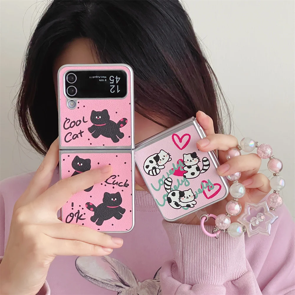 

Cute Cat Pattern Phone Case With Bracelet Chain For Samsung Galaxy Z Flip 5 4 3 5G Matte Leather Cover for Z Flip3 Flip4 Flip5