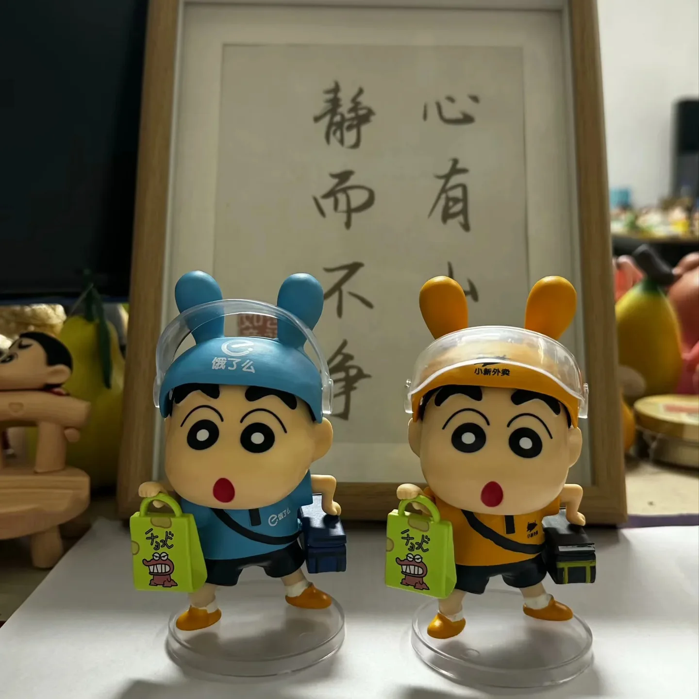 Figuras de acción de Anime Crayon Shin-Chan, serie Cos, entrega amarilla, hombre para llevar, decoración de coche, modelo de muñeca, juguetes para niños