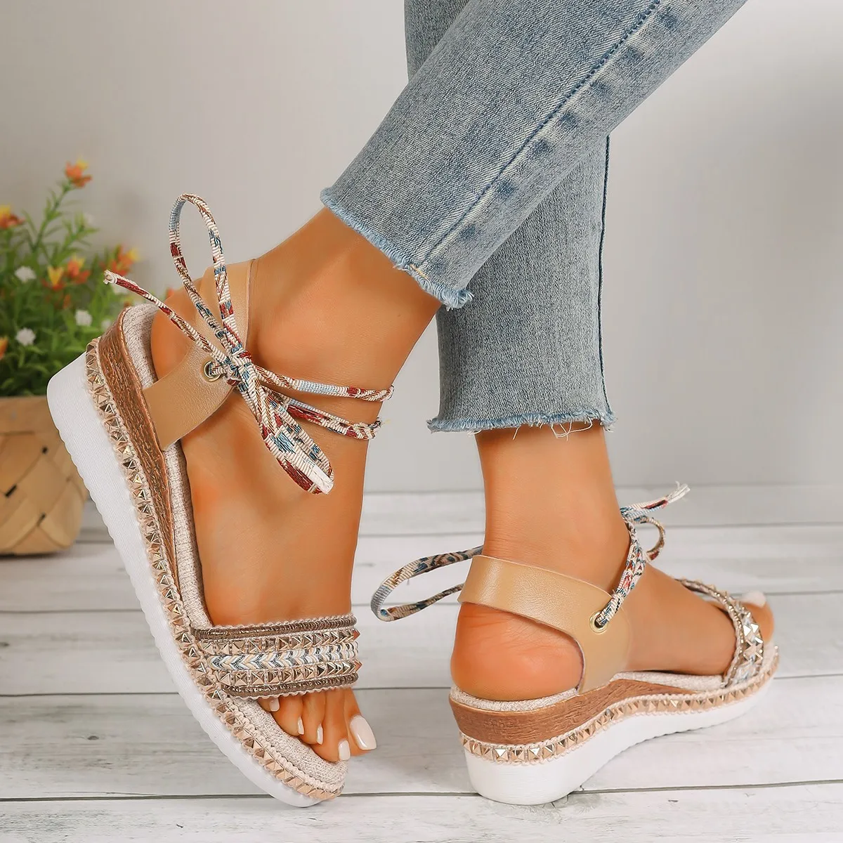 Damen Plateaus andalen 2024 Sommer neue Modes andalen bequeme leichte Designer Wedges Sandalen Strands chuhe für Frauen