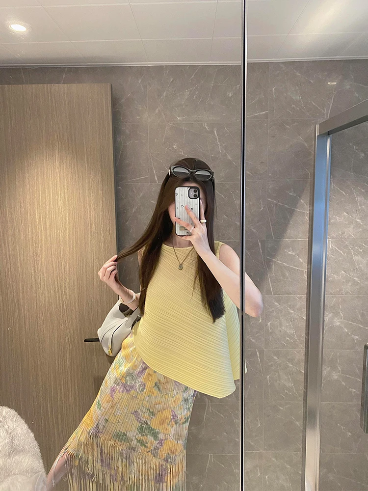 

Летний комплект: плиссированная юбка с высокой талией и цветочным принтом, топ без рукавов флуоресцентного желтого цвета в стиле Three Houses Wind, для повседневной носки, свободный крой.