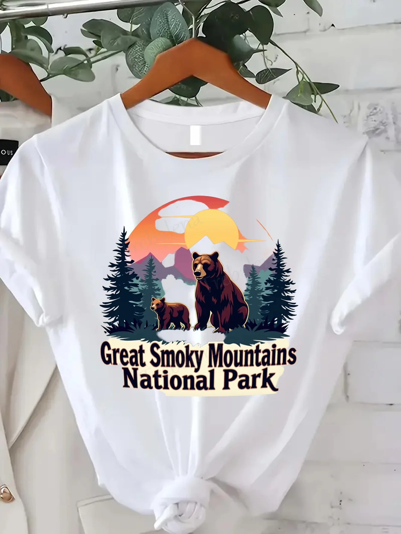 

Comfortable Women's Print T-shirt Great Smoky Mountains Bear Scene T-Shirt for Women, Nature Adventure Design
