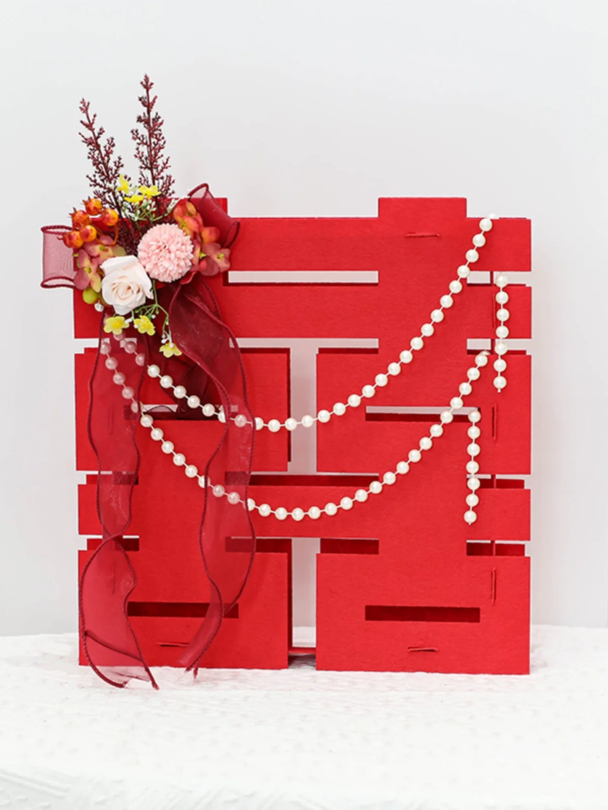 Set up a three-dimensional wedding decoration with auspicious characters on the stage