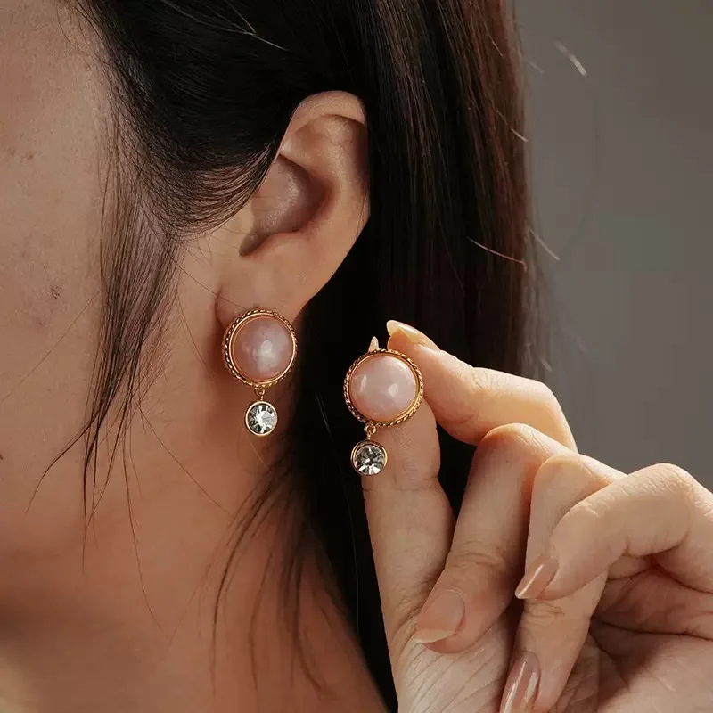 أقراط مستوحاة من الطراز القديم للنساء، حدود ذهبية ملتوية مع أقراط متدلية كريستالية صغيرة، مجوهرات متدلية للمناسبات الخاصة #1