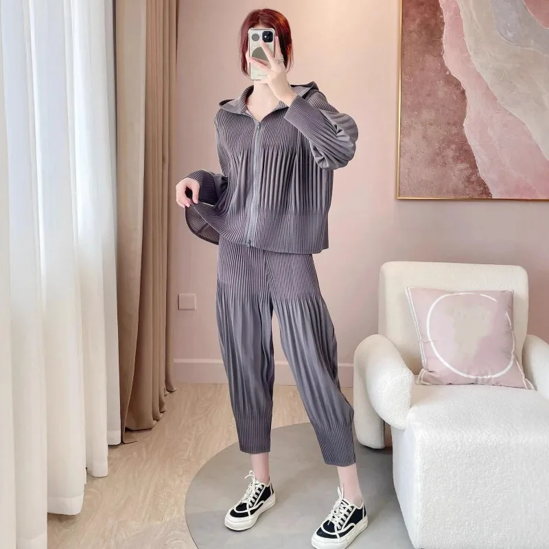 미야케 플리츠 팬츠 슈트 여성 2025 가을 심플 캐주얼 출퇴근 후드 지퍼 스웨터 솔리드 슬림 팬츠 투피스 세트 여성