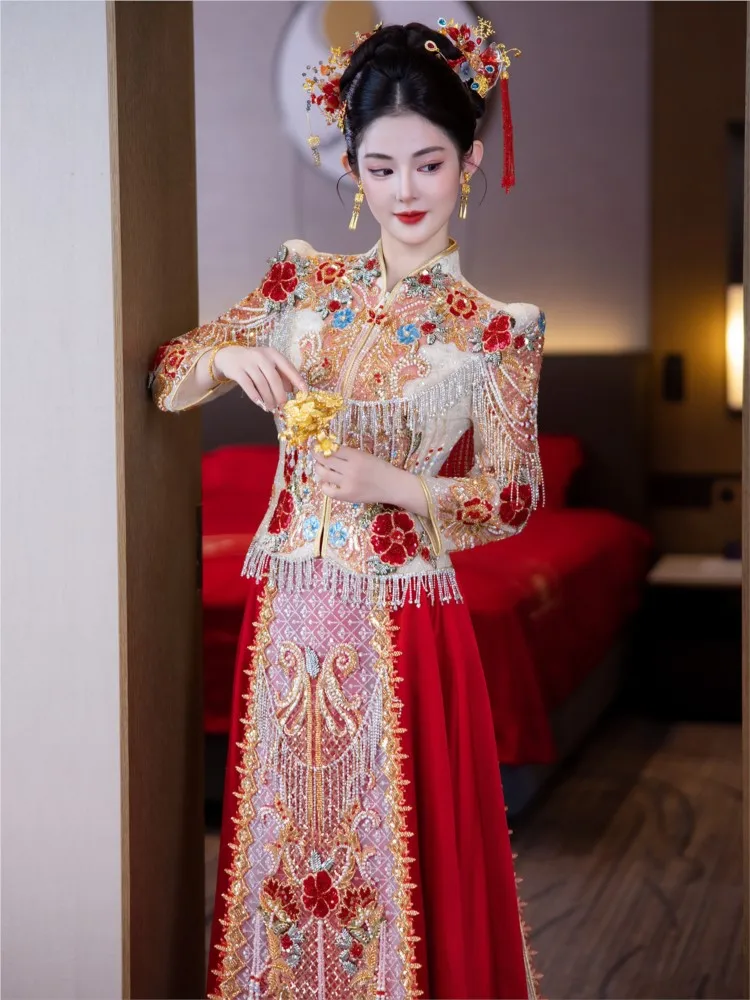 

The bride's wedding dress is a traditional Chinese style featuring dragon and phoenix crown red cape
