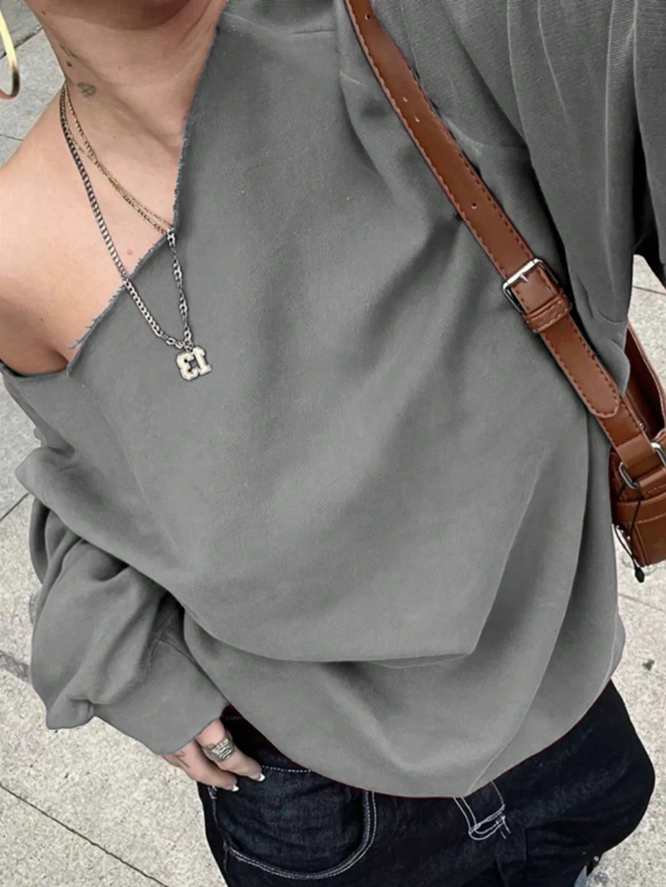 

Свободная серая футболка с открытыми плечами и длинными рукавами для повседневной носки осенью и зимой