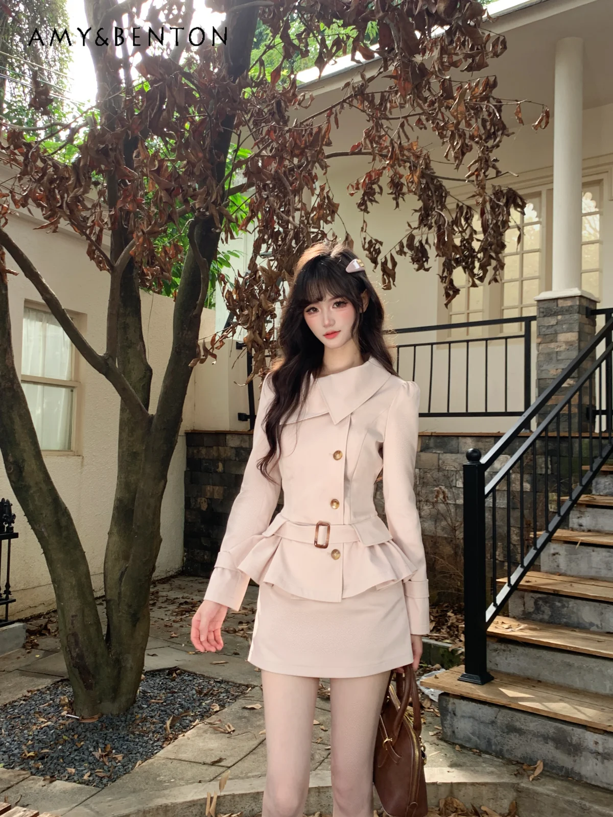 

Весна и осень 2024, новый розовый короткий плащ во французском британском стиле с застежкой на талии, юбка с высокой талией, комплект из двух предметов