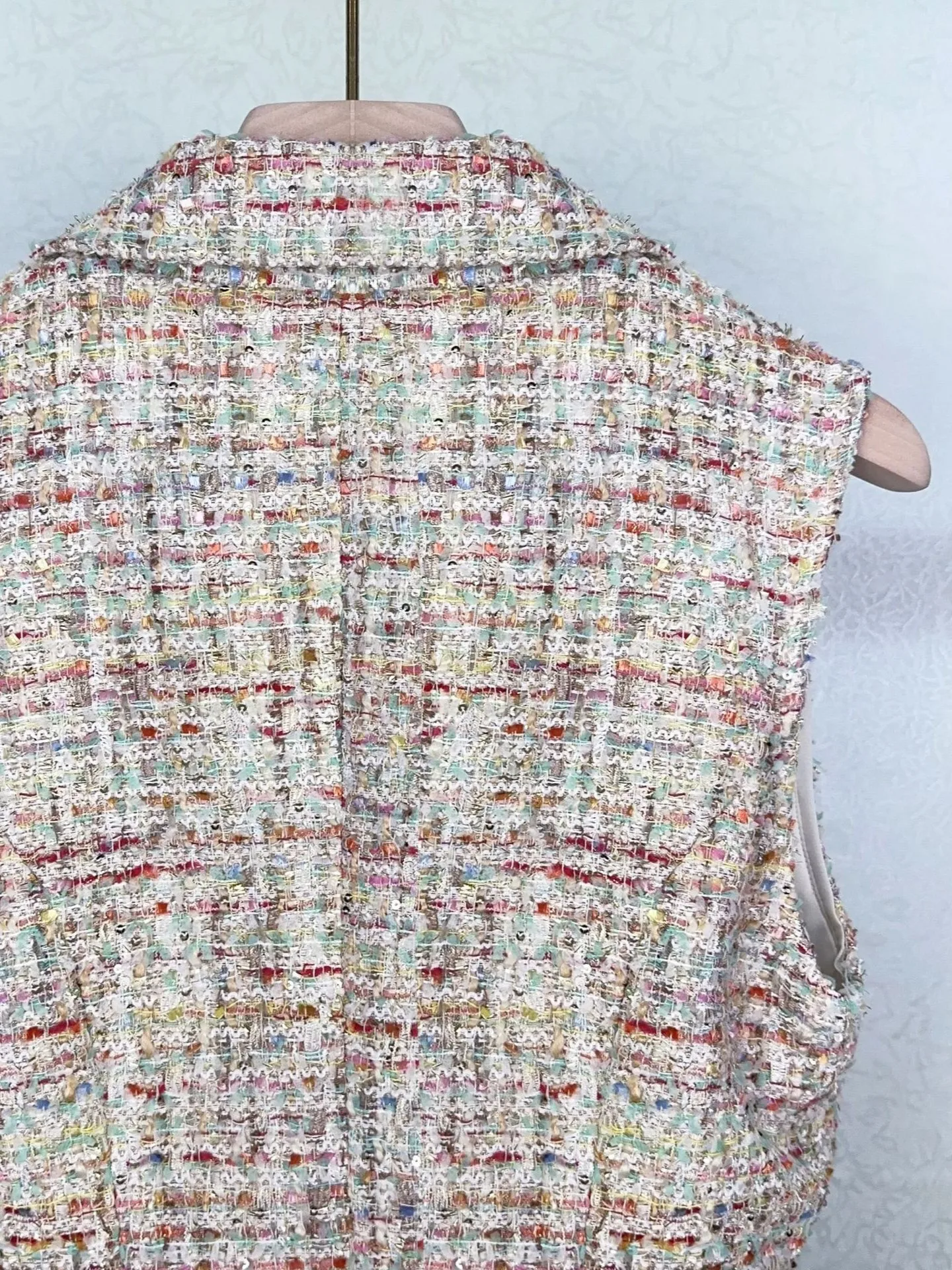 Frauen bunte Tweed Kleid gefälschte zwei Stücke gekerbte ärmellose Knöpfe Dekoration süße Herbst 2024 Mini Robe