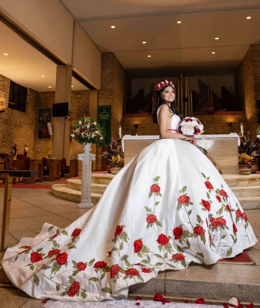 Lorencia белые платья для Quinceanera 2024 с красными цветами Вышивка бальное платье с V-образным вырезом платья принцессы YQD80