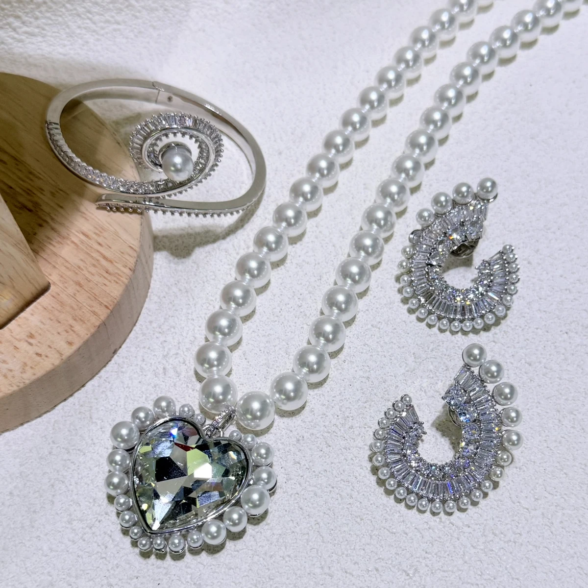 2025 الاتجاه الجديد غرامة مجوهرات الزفاف مجموعة سحر الفضة على شكل قلب كريستال فاخر اللؤلؤ قلادة أقراط رومانسية هدية للنساء