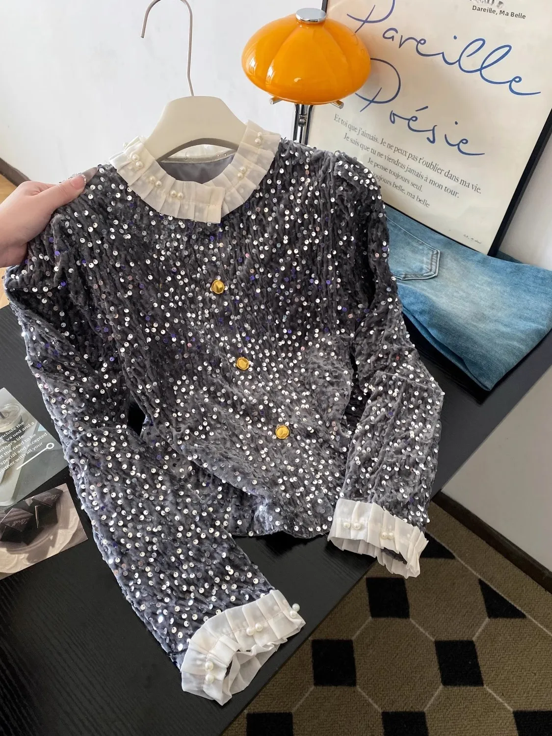 

Velvet iny с блестками глаз женский irt осенний тяжелый рабочий ор верхняя одежда для похудения открытый кардиган с золотыми пуговицами