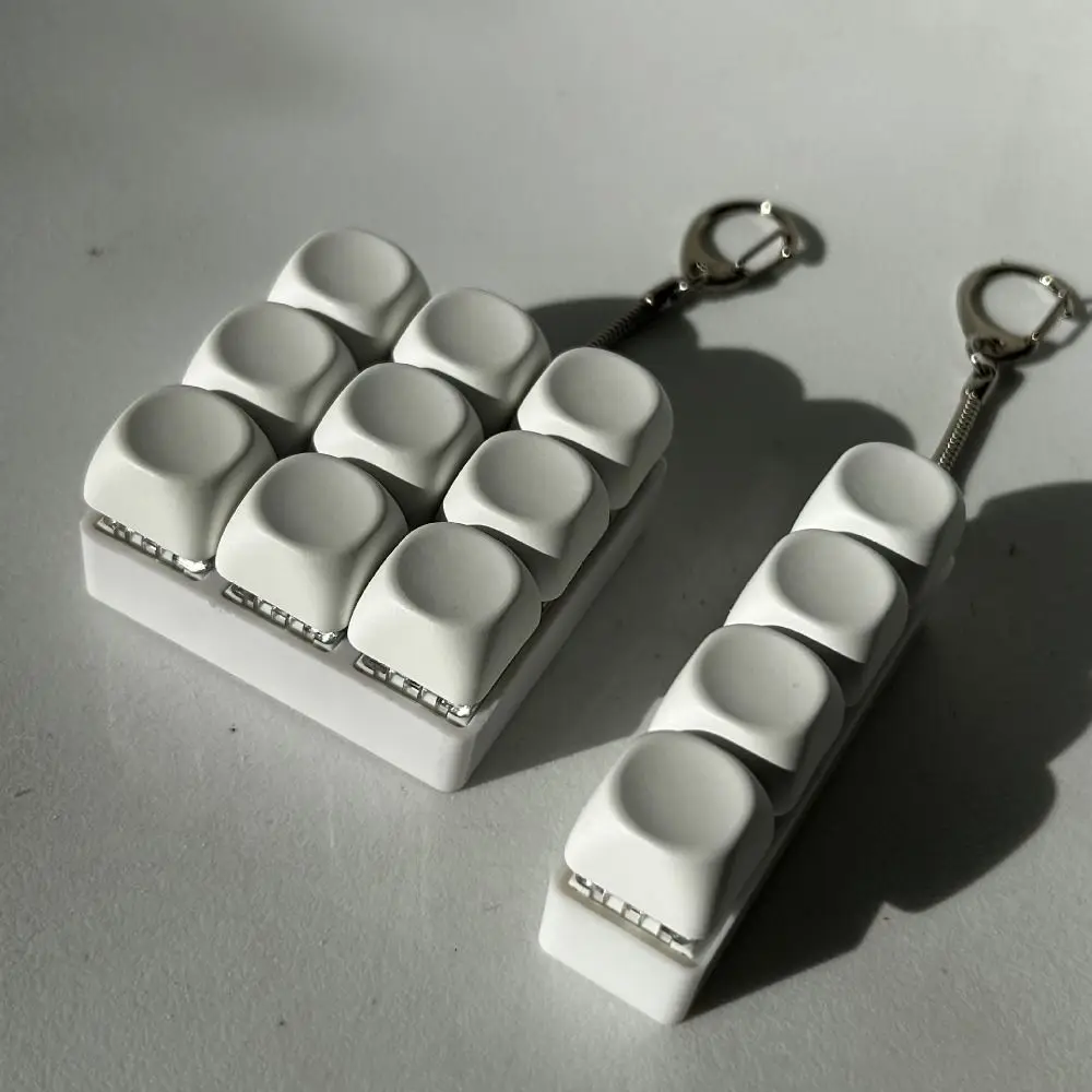 

4/9Keys Keyboard Fidget Toy Relaxing DIY Finger Fidget Clicker Keychain Portable Gentle Sound Button Finger Clicker Toys Kids