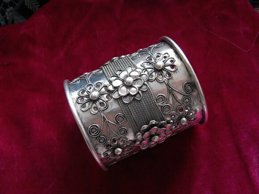 Guizhou Miao Village ethnic retro style personalized jewelry, handmade Miao silver exaggerated wide version three-dimensional fl