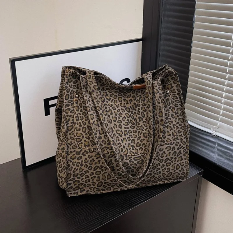 

Classic Parisian Style Leather Shoulder Bag With Timeless Silhouette Elegant Look