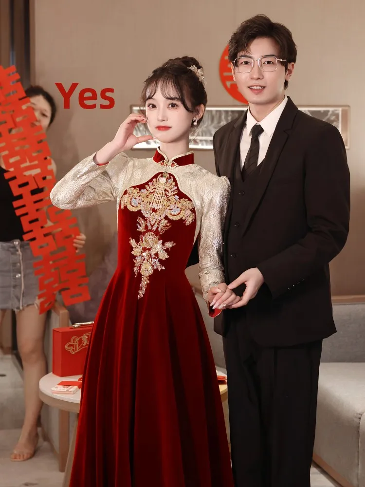 

Китайский свадебный костюм с длинными рукавами из бархата для подачи вина, осенне-зимний, для невесты на выход из дома, для свадьбы...