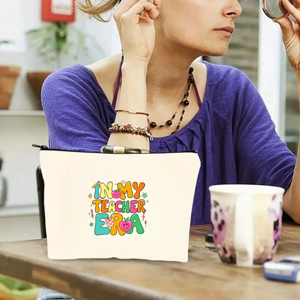 

Косметичка из холщовой ткани с двусторонней печатью In My Teacher Era, сумка на молнии для подарка учителю, портативный дорожный органайзер для туалетных принадлежностей