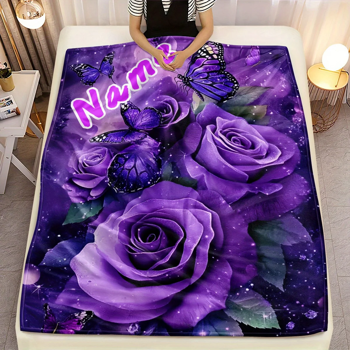 Die personalisierte Flanelldecke mit violetter Rose und Schmetterling eignet sich weich, leicht und warm und eignet sich für einen personalisierten Namen digital