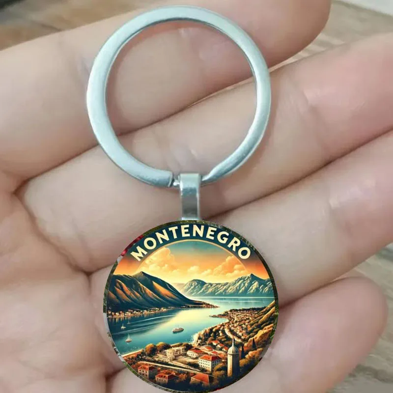 El tema es: "Hermosos paisajes de ciudades costeras en Montenegro" llavero. Muestra las ciudades costeras, los lagos y las montañas.