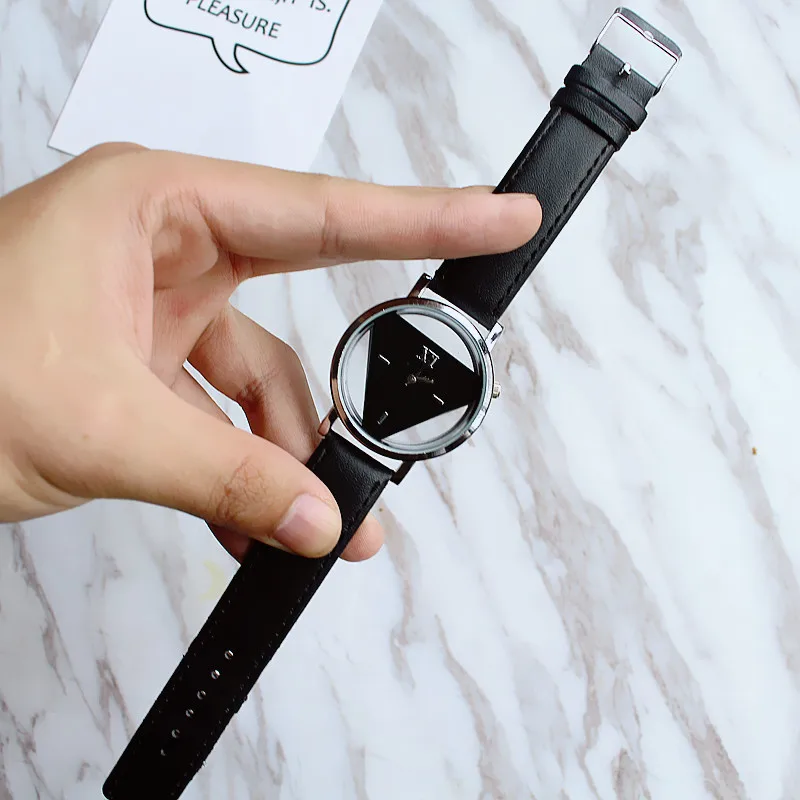 Reloj de pulsera de cuero para mujer, cronógrafo de cuarzo con forma de triángulo hueco, diseño creativo, sencillo y novedoso, color blanco y negro