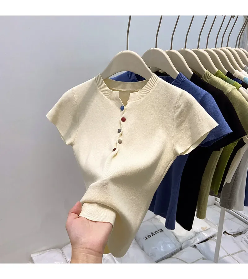 2026 Sommer Slim Kurzarm Damen T-Shirt mit bunten Dopamin-Knöpfen, trendiges, figurschmeichelndes Kleidungsstück in Klein-Blau, Strick-Oberteil – Detail 8