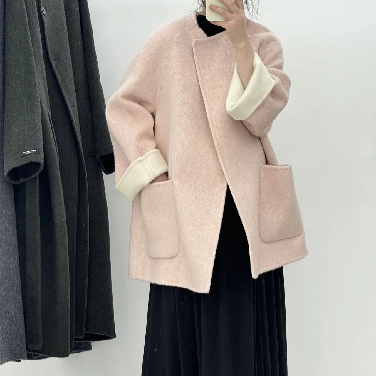 

Высококачественное осенне-зимнее новое круглое цветное блузка средней длины с поясом, свободное ленивое красное двустороннее пальто-камерер для женщин