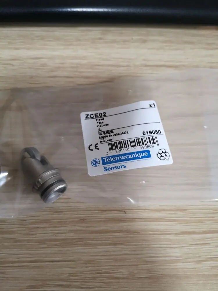 

1PC New Schneider ZCE02 Limit Switch Head Free Shipping