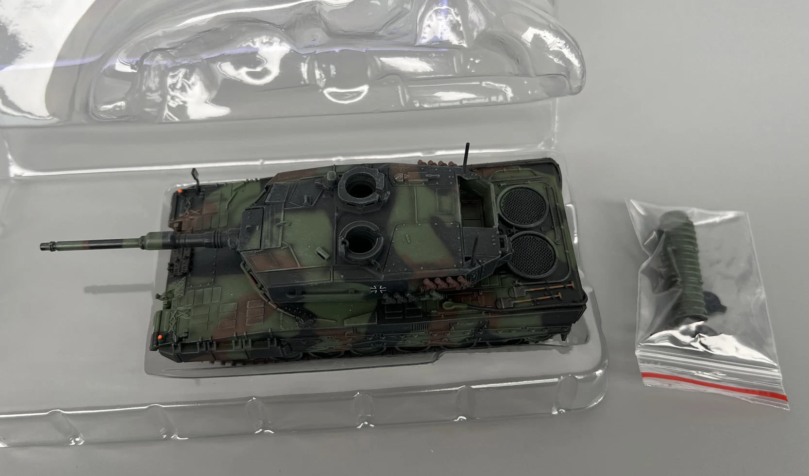 1: 72 German Leopard 2A4 main battle tank model NATO camouflage  Simulation finished product collection model