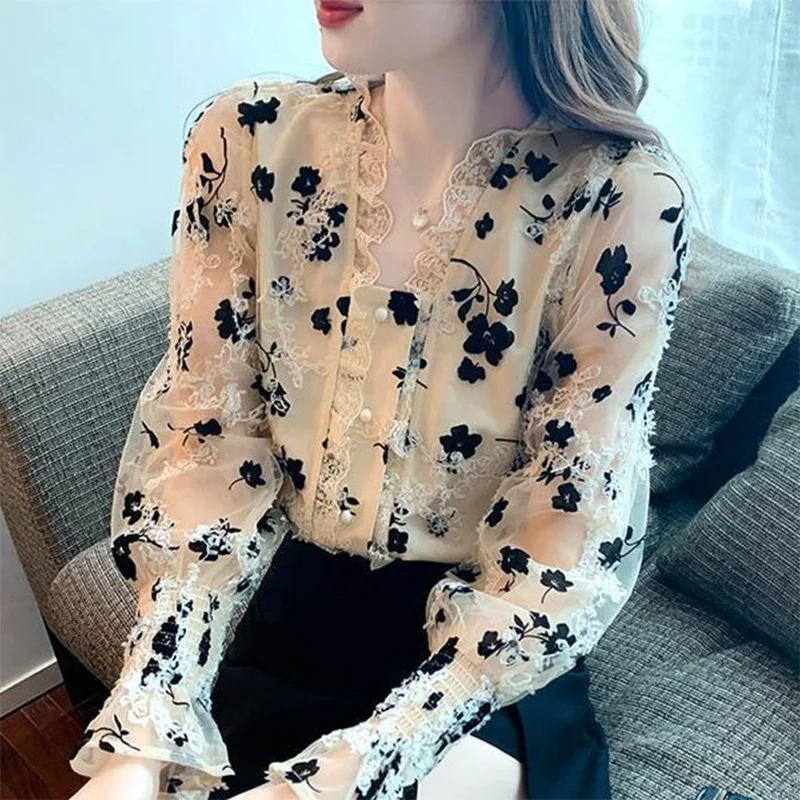 Spring Autumn V-neck Lace Patchwork Printing Shirt Ladies Casual Fashion Vintage Blouse Women Elegant All-match Long Sleeve Tops