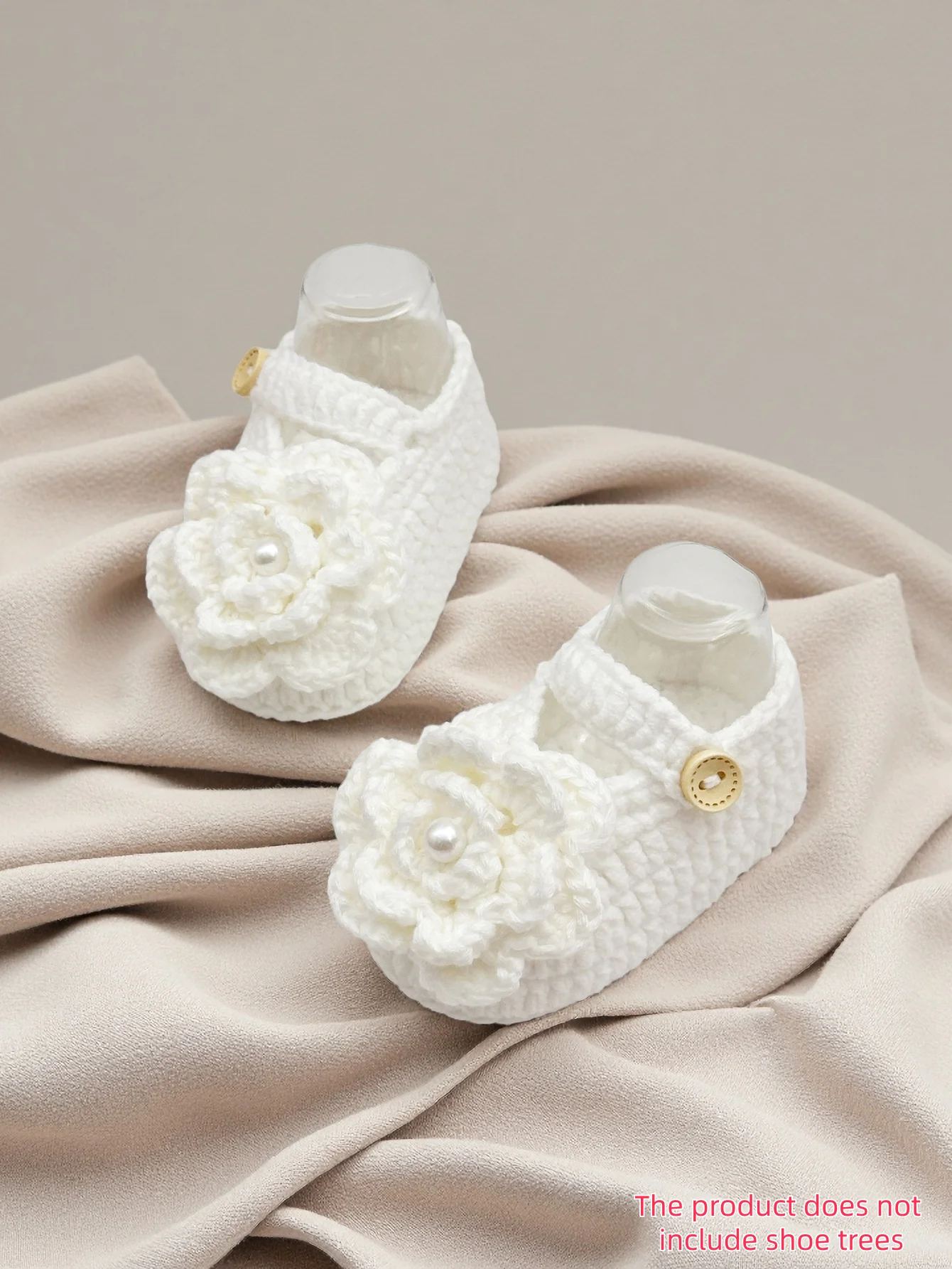 

1 пара вязаных крючком детских пинетков ручной работы с белым цветком, мягкая вязаная обувь для новорожденных с жемчугом и пуговицами