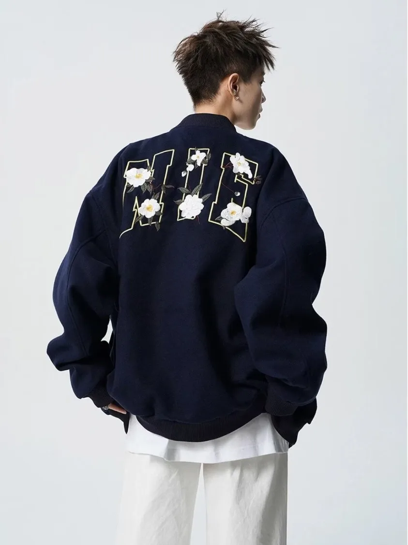 เสื้อแจ็คเก็ตเบสบอลสไตล์อเมริกันสำหรับผู้ชาย ดีไซน์ปักลายทันสมัยสำหรับฤดูใบไม้ร่วง เสื้อคลุมคาร์ดิแกนแบบเปิดสำหรับคู่รัก สไตล์วิทยาลัย ผ้าหนา