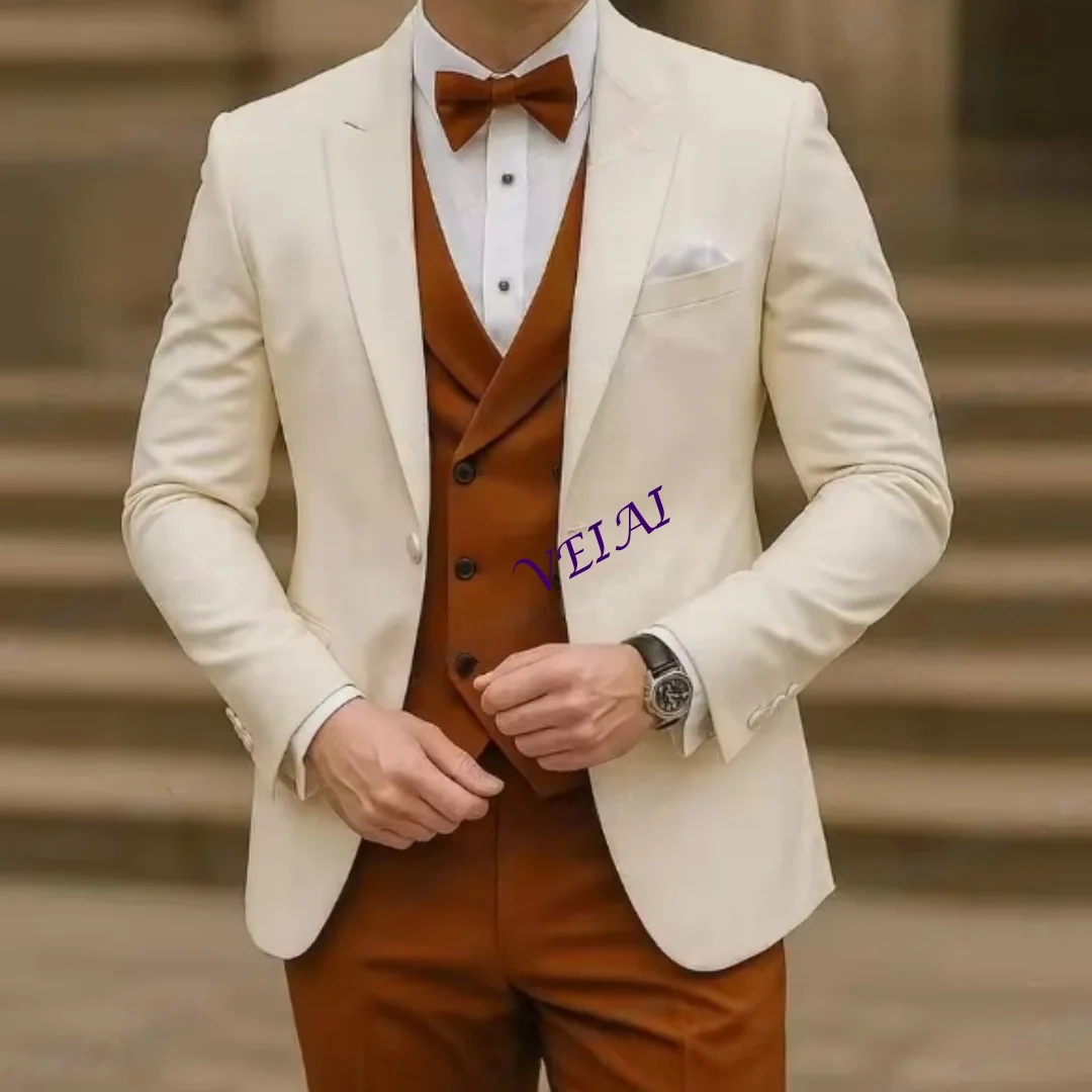 

Новый индивидуальный мужской костюм цвета слоновой кости и коричневый для торжественных случаев: свадьбы, выпускного вечера, для жениха и шафера. Мужской смокинг-тройка: пиджак, жилет, брюки.