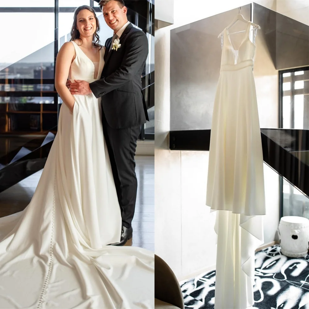 カスタマイズされた気質ホワイトジャージーブライダルドレスエレガントな V ネックキャップスリーブウェディングドレスチャペルトレインオープンバックドレス