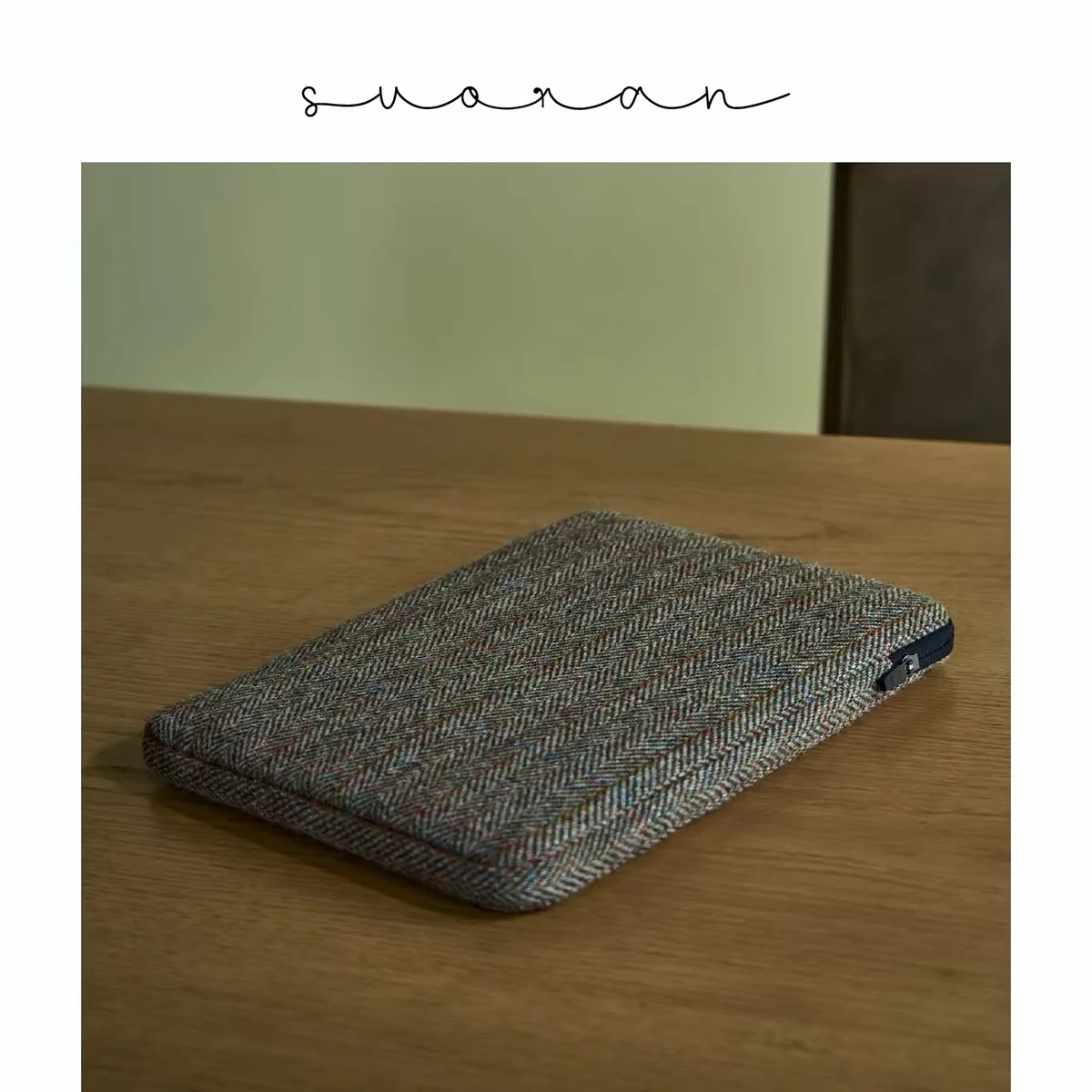 Suitable for the inner case of Macbook laptops. Lightweight and shock-absorbing. Wool tweed protective cover.