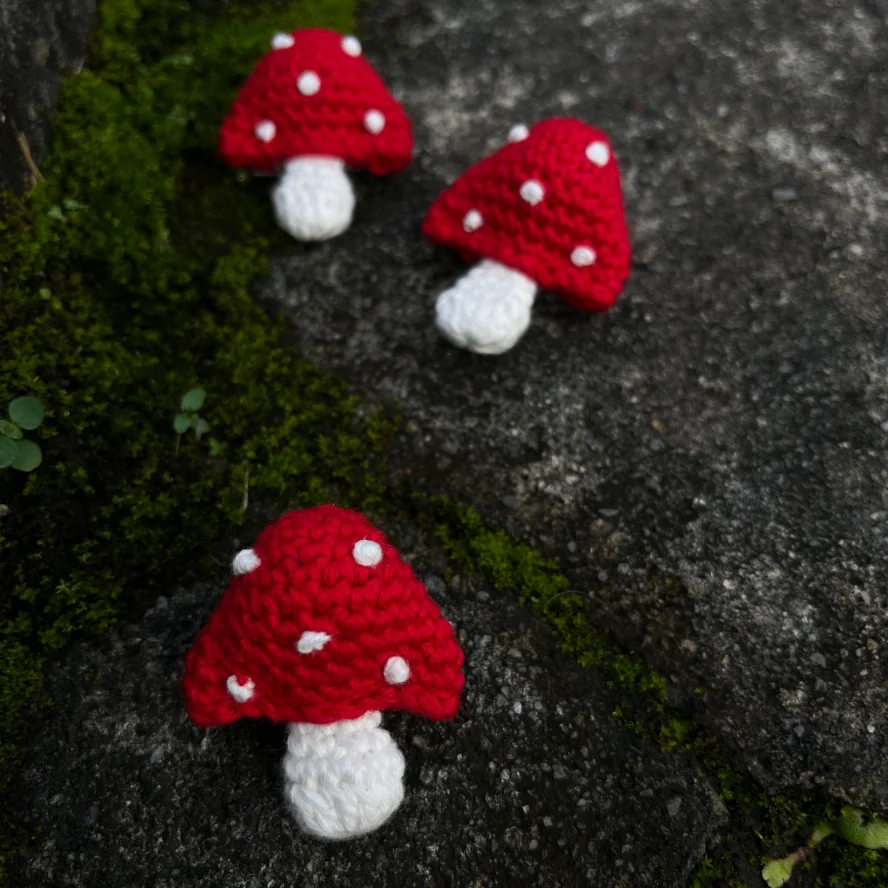 Handmade Cute Red White Crochet Mushroom Brooch Women's Contrast Color Pin Unique Casual Sweater Coat Decorative Accessory Gift