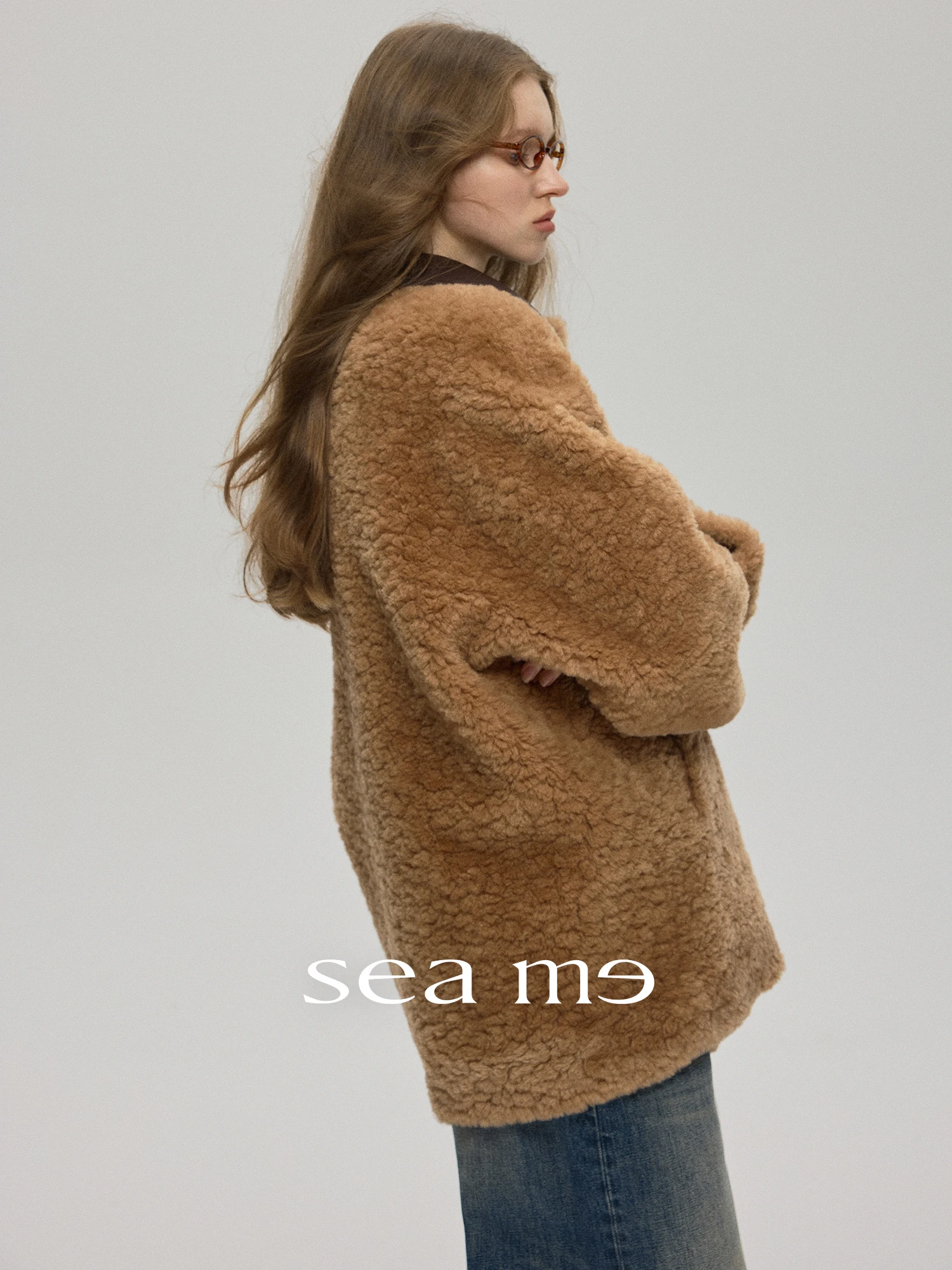 ملابس خارجية صديقة للبيئة مصنوعة من الفرو والجلد بتصميم راقي، مريحة ودافئة للشباب، مناسبة للارتداء اليومي، متوفرة بألوان متعددة ومقاسات عالمية.