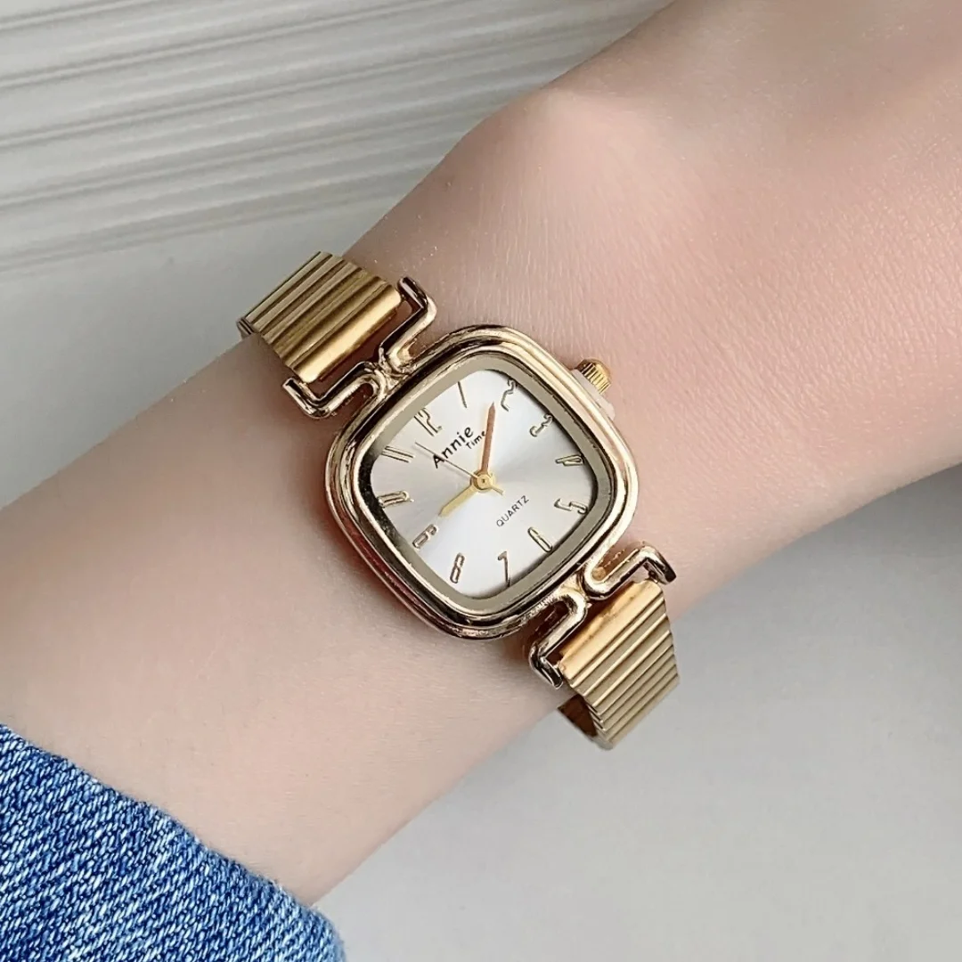 ساعة ريترو للسيدات ساعات كوارتز تناظرية للنساء ساعات بعقارب مربعة بسيطة بحزام فولاذي ساعات معصم ذهبية Relojes Para Mujer