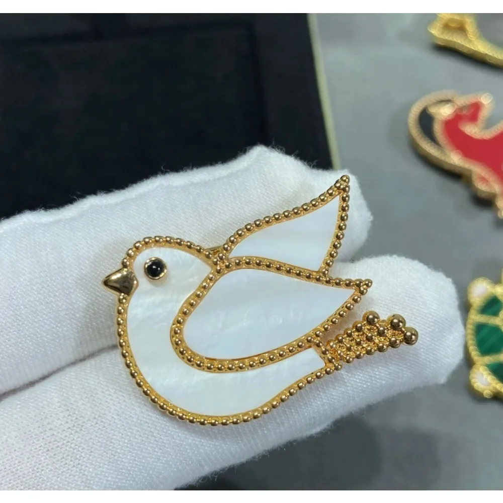 プレミアムデザイナー滑り止めコサージュ - パール装飾安全ピン エレガントなシャツホルダー 彼と彼女への豪華な贈り物