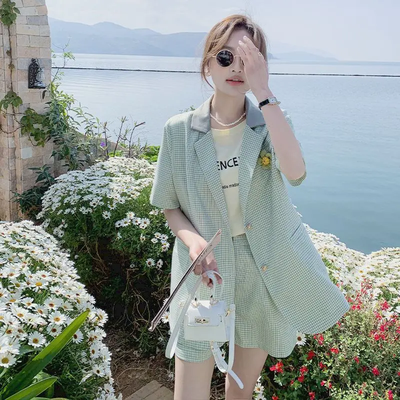 

Элегантные летние костюмы-двойки для женщин: тонкие пиджаки с коротким рукавом и шорты. Нишевый модный комплект из двух предметов.