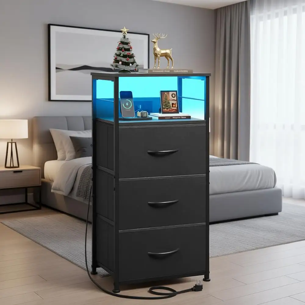 

Прикроватная тумба 31.9 с высокой подсветкой LED, USB-зарядкой, розетками и тканевыми ящиками для спальни или общежития, черная