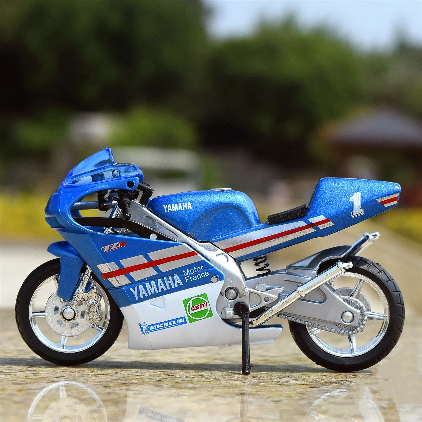 WELLY 1:18 YAMAHA TZ250M Alloy Racing Motorcycle Model Simulation Diecast Metal Toy Motorcycle Model Collection Toy For Boy Gift