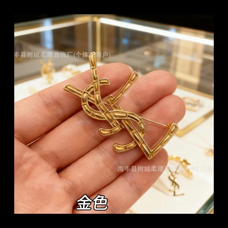 

Новая простая легкая роскошная брошь Shengjia, универсальная одежда и высококачественная сундук с английским алфавитом, специально для