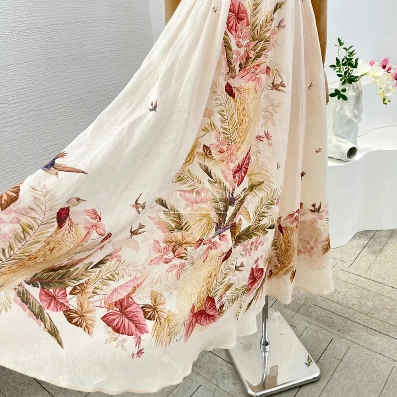 Hochwertiges, beigefarbenes, ärmelloses, rückenfreies Midikleid mit Blumendruck und Ausschnitten für den Urlaub