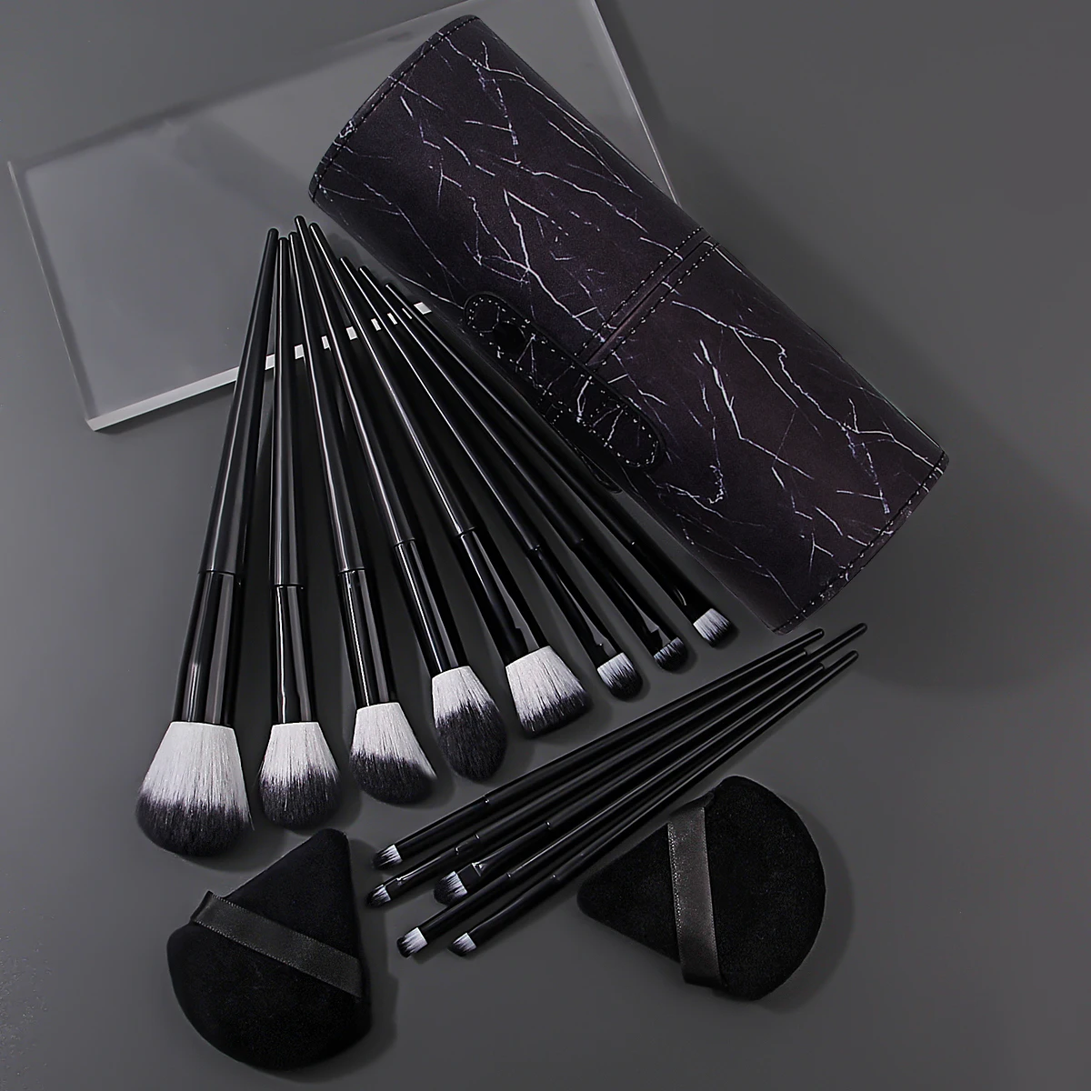 16PCS 하이 엔드 블랙 메이크업 브러쉬 세트, 부드러운 강모 블러쉬 브러쉬, 아이 섀도우 브러쉬, 컨투어링 브러쉬, 스펀지 파우더 퍼프, 보관 버킷