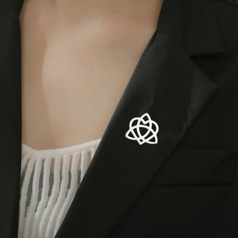 Dawapara Vintage Triquetra Brooch Ladies Pin Heart Trinity Knot Irish Protection Talisman Stainless Steel Accessories